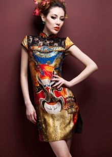 Parlak ulusal desenli oryantal tarzda ipek elbise
