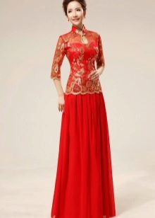 Vestido de noiva vermelho em estilo oriental com bordado de ouro