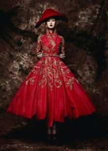 Punainen itämainen mekko