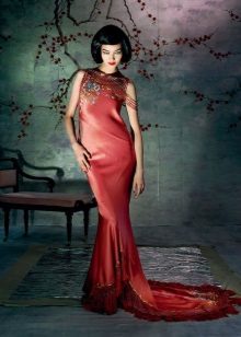 Rød orientalsk kjole