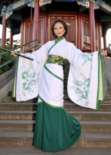 Green dress na may puntas sa oriental style