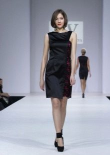 zakelijke stijl in zwarte zijden jurk