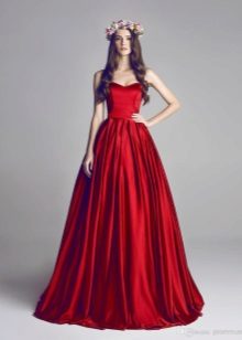 Raudona šilko suknelė