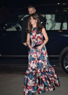 Šaty s hedvábným potiskem od Kate Middleton