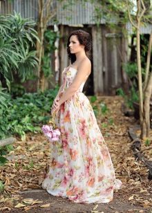Vacker bröllopsklänning med blommönster