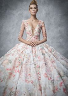 Hermoso vestido de novia con un estampado floral y un escote profundo.