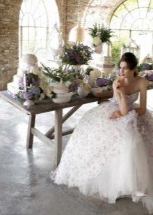 Gaun perkahwinan yang cantik dengan cetakan bunga