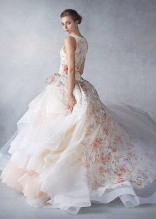 Gėlių spauda ant vestuvių suknelės