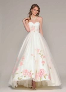 Roses sur une robe de mariée
