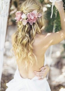 Peinado con flores frescas para el vestido de novia.