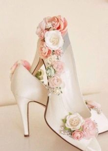 أحذية مع الزهور