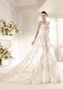 Vestido de novia con flores en tono con translucidez.