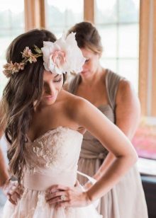 Gaun pengantin dengan bunga pada garis leher