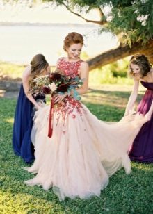 Vestuvių suknelė su raudonomis gėlėmis