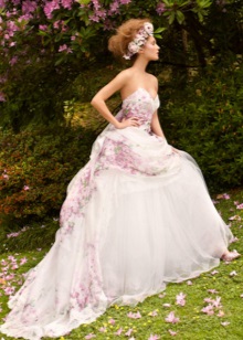 שמלת חתונה יפה עם הדפס פרחוני