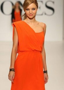 Oransje kort kjole