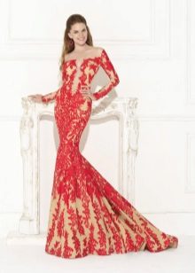 Red guipure dress na may tren