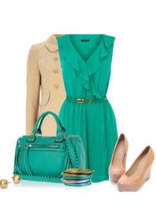 Turquoise jurk en accessoires ervoor voor de colotype koude zomer