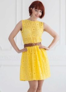 שמלת תחרה צהובה קצרה