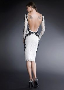Pakaian Lacy dengan putih belakang terbuka