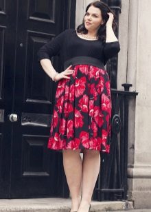 Jurk met een hoge taille met een zwarte top en rode rok met bloemenprint voor volle vrouwen