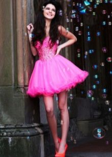 Rosa baby kjole med et flersidig skjørt