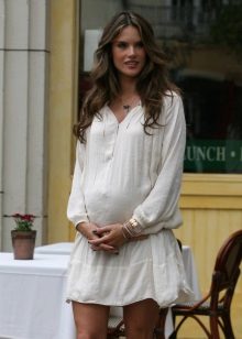 Kjole-tunika hvit for gravide kvinner