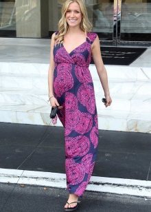 Suknelė su spauda nėščioms moterims