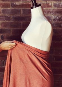 Modelleren van jurken voor zwangere vrouwen