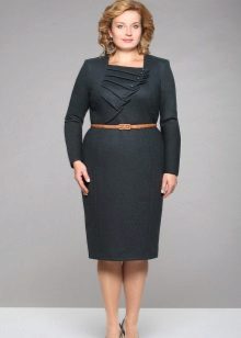 Zdobené hrudní šaty pro obézní ženy