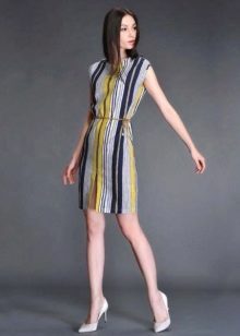 Stripet kjole rett silhuett av middels lengde