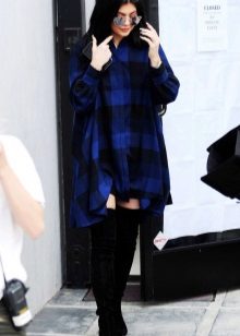 Blå rummelig skåret kjole skjorte i et bur i kombination med sorte suede støvler