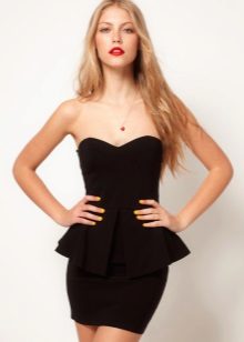 Krótka czarna sukienka z baskami