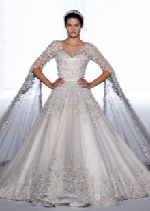 Gaun pengantin yang bergaya dengan korset