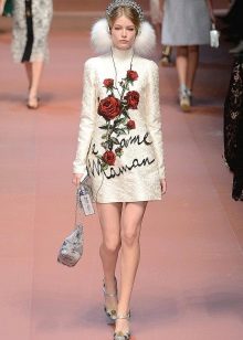 Beige-mekko, jossa on ruusuja muotinäytössä Dolce & Gabbana