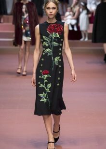 Juoda suknelė su rožėmis mados šou „Dolce & Gabbana“