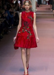 Pakaian merah dengan mawar di pertunjukan fesyen Dolce & Gabbana