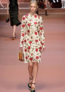 Béžové šaty s růžemi a perforací na módní přehlídce Dolce & Gabbana