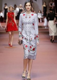 Gråblå kjole med roser på modeshowet Dolce Gabbana