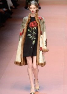 Svart kjole med roser på moteshowet Dolce & Gabbana
