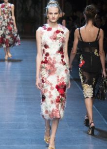 Hvit kjole med Dolce & Gabbana roser