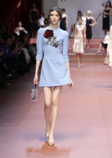 Blauwe jurk met rozen op de modeshow Dolce & Gabbana