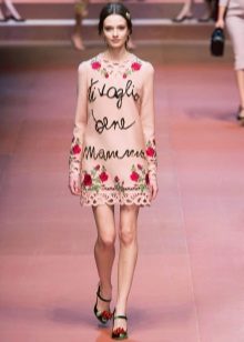 Pakaian merah jambu dengan mawar di pertunjukan fesyen Dolce & Gabbana