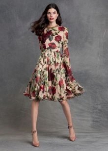 Stiletto Heels para sa isang Dress sa Rosas