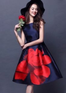 Berpakaian dengan satu mawar besar di atas skirt