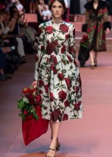 فستان مع الورود قطع بسيطة طول المتوسط