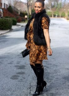 Dress with a smell in combination with a fur vest and jackboots