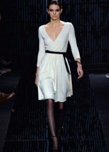 Λευκό μεσαίο μήκος περιτύλιγμα φόρεμα από τη Diane Von Furstenberg