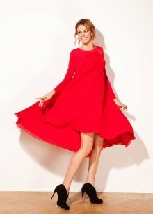 Červené šaty s dlouhými rukávy