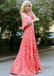 Lang rød kjole med hvite polka prikker